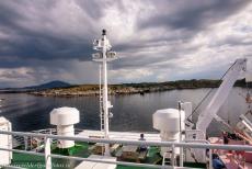 Vegaøyan - De Vega archipel - Vegaøyan - De Vega archipel: De veerboot legt aan op Ylvingen, een klein eiland voor de Noorse kust.... Vegaøyan - De Vega archipel - Vegaøyan - De Vega archipel: De veerboot legt aan op Ylvingen, een klein eiland voor de Noorse kust....