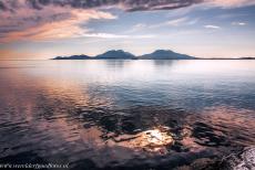 Vegaøyan - De Vega archipel - Een adembenemende zonsondergang boven de Vega archipel en Noorse Zee. Grote delen van de westkust van Noorwegen bestaan uit talloze lage... Vegaøyan - De Vega archipel - Een adembenemende zonsondergang boven de Vega archipel en Noorse Zee. Grote delen van de westkust van Noorwegen bestaan uit talloze lage...
