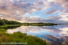 Vegaøyan - De Vega archipel - Vegaøyan - De Vega archipel: De avond valt over het hoofdeiland Vega, de eilanden van de Vega archipel en in de verte de bergen...