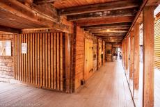 Bryggen -  Een van de nauwe steegjes van de oude handelskade Bryggen. Bryggen bestaat niet alleen uit de bekende rij houten huizen aan het water,...