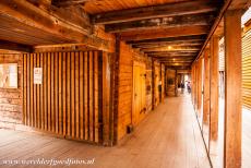 Bryggen -  Een van de nauwe steegjes van de oude handelskade Bryggen. Bryggen bestaat niet alleen uit de bekende rij houten huizen aan het water,...