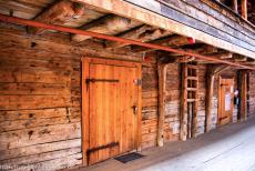Bryggen - Bryggen: De overkapping aan de gevel bood beschutting tegen regen en sneeuw. In de loop der eeuwen werd Bryggen geheel of gedeeltelijk door brand...