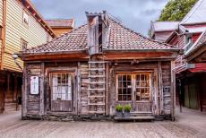 Bryggen - De Bottega aan de Bellgården in Bryggen is een houten gebouwtje van ongeveer driehonderd jaar oud. De pakhuizen van Bryggen...