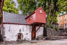 Bryggen - Bryggen: Achter de bekende houten huizen staan op de 'gård', de binnenplaats, enkele stenen gebouwen, die werden gebruikt voor de...
