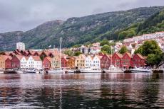 Bryggen - De houten huizen van de handelskade Bryggen in de stad Bergen worden weerspiegeld in de fjord. Bryggen is de historische handelskade van...