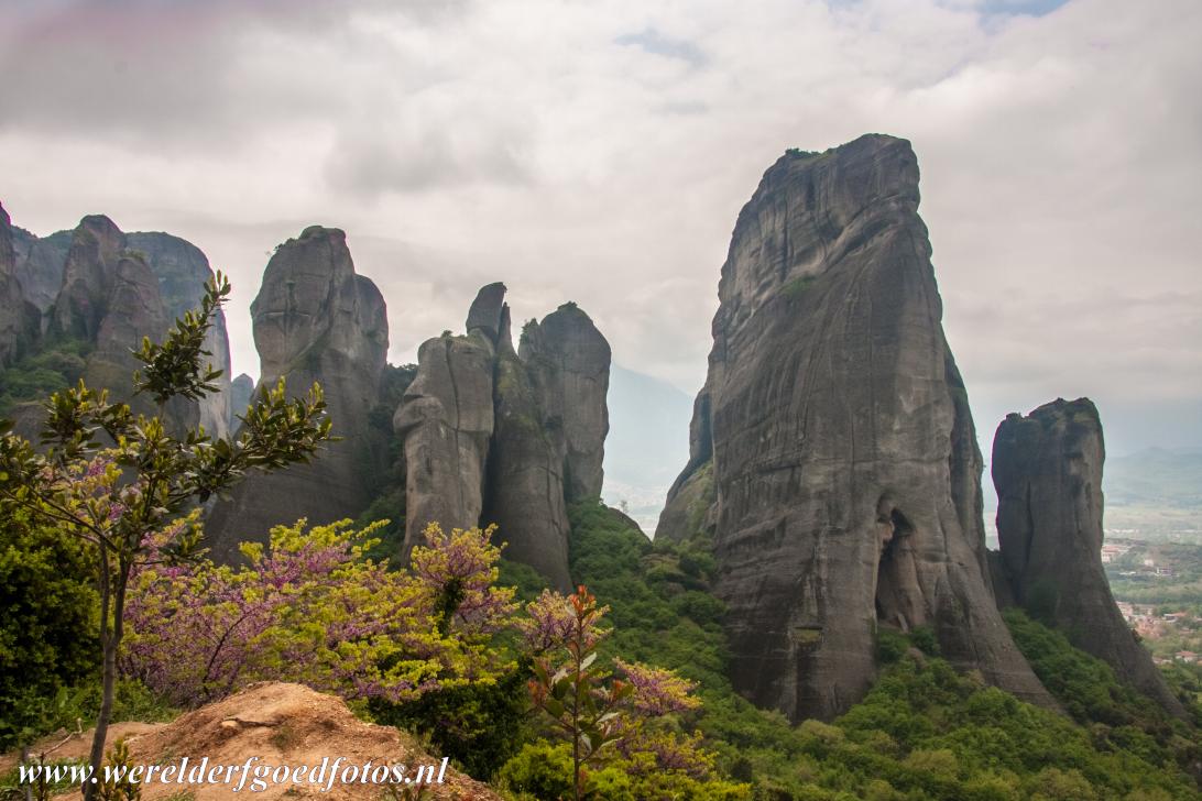 Kloosters van Meteora - Het Meteoragebied ligt bij de steden Kalambaka en Kastraki op het vasteland van Griekenland. Kalambaka en Kastraki worden... Kloosters van Meteora - Het Meteoragebied ligt bij de steden Kalambaka en Kastraki op het vasteland van Griekenland. Kalambaka en Kastraki worden...