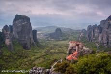 Kloosters van Meteora - Meteora: Klooster Roussanou ligt spectaculair op de top van een rots, het klooster werd in 1545 gesticht. De kloosterkerk is fraai...