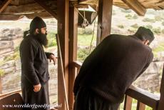 Kloosters van Meteora - Meteora: Grieks-orthodoxe monniken bezig met takelwerkzaamheden in de toren van klooster Varlaam. De toren bevat een hijslier met een mand...