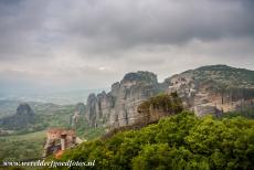 Kloosters van Meteora - De zandstenen torenrotsen van Meteora in Griekenland werden voor het eerst in het jaar 985 gebruikt als toevluchtsoord. Toen Griekenland in...