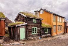 Mijnstad Røros - Mijnstad Røros en omgeving: De Sleggveien is een straat in Røros, geplaveid met slakken, het restproduct van de smeltproces van het...