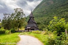 Staafkerk van Urnes - Staafkerk van Urnes: Staafkerk kerken zijn vernoemd naar de dragende, staande houten posten in de muren, de staven. De staven vormen de...