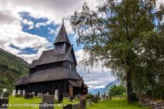 Staafkerk van Urnes - Het interieur van de staafkerk van Urnes is rijk dedecoreerd met motieven, zoals duiven, draken en centaurs, de decoratie is bekend...