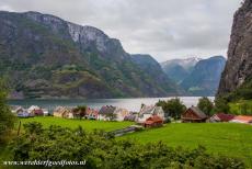 Geirangerfjord en Nærøyfjord - West-Noorse fjorden - Geirangerfjord en Nærøyfjord: Undredal ligt aan de Aurlandsfjord, circa vijf km ten zuiden van de monding...