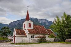 Geirangerfjord en Nærøyfjord - West-Noorse fjorden - Geirangerfjord en Nærøyfjord: De staafkerk van het dorp Undredal staat aan de Aurlandsfjord, een 29 km lange...