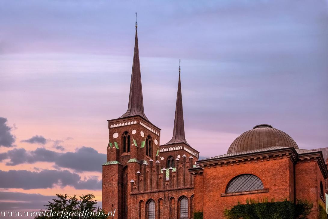 Kathedraal van Roskilde - De twee kenmerkende torenspitsen van de kathedraal van Roskilde&nbsp;domineren al eeuwenlang de skyline van de stad. Naast de spitsen is de ronde...