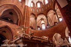 Kathedraal van Roskilde - Hoewel de kathedraal van Roskilde een gotische kathedraal is, heeft ze ook kenmerken uit de romaanse architectuur, zoals de ramen en...