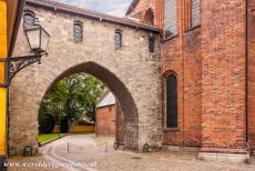 Kathedraal van Roskilde - Kathedraal van Roskilde: De Poort van Absalon werd gebouwd in de gotische stijl. Het travertijn van een oudere kerk werd gebruikt voor...