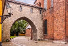 Kathedraal van Roskilde - De gotische Boog van Absalon werd gebouwd in de 13de eeuw en is een van de oudste bewaard gebleven bouwwerken in Roskilde. Stenen van een oudere...
