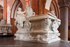 Kathedraal van Roskilde - Het praalgraf van koning Christiaan V staat niet in een afzonderlijke zijkapel, maar&nbsp;in het hoge priesterkoor, in de centrale apsis helemaal...