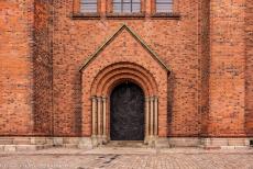 Kathedraal van Roskilde - De Koningsdeur bevindt zich in de westgevel van de kathedraal van Roskilde. Op de buitenzijde van dit bronzen meesterwerk zijn de twaalf apostelen...
