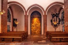 Kathedraal van Roskilde - Binnen in de kathedraal van Roskilde valt direct de gouden weerspiegeling van de bronzen Koningsdeur op. Deze weerspiegeling vormt een...