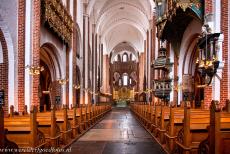 Kathedraal van Roskilde - Het monumentale middenschip van de kathedraal van Roskilde kenmerkt zich door hoge, gotische spitsbooggewelven en...