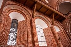 Kathedraal van Roskilde - Enkele romaanse&nbsp;glas-in-loodramen ramen in de kathedraal van Roskilde. De massieve, ronde bakstenen bogen en de diepliggende ramen tonen...