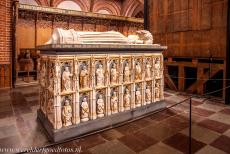 Kathedraal van Roskilde - Het&nbsp;rijk gedecoreerde praalgraf van&nbsp;koningin Margrethe I van Denemarken staat achter het hoogaltaar van de kathedraal van Roskilde. Op...