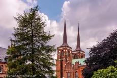Kathedraal van Roskilde - De twee torens van de rode bakstenen kathedraal van Roskilde. De gotische kathedraal ligt op het Deense eiland Seeland.&nbsp;Roskilde is de oude...