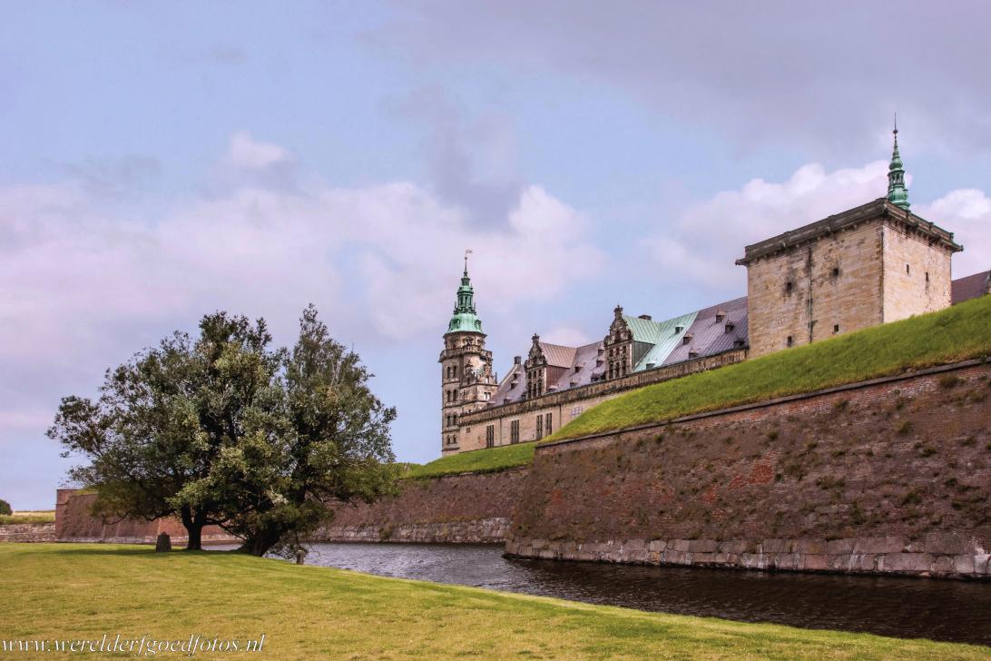 Kasteel Kronborg - Kasteel Kronborg ligt op een kleine landtong bij Helsingør, ongeveer 45 kilometer ten noorden van Kopenhagen. Dit iconische bolwerk bevindt... Kasteel Kronborg - Kasteel Kronborg ligt op een kleine landtong bij Helsingør, ongeveer 45 kilometer ten noorden van Kopenhagen. Dit iconische bolwerk bevindt...