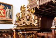 Kasteel Kronborg - De kunstig gebeeldhouwde en vergulde kerkbanken van de slotkapel van kasteel Kronborg. De bank op de linkergalerij was gereserveerd voor de...