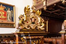 Kasteel Kronborg - De kunstig gebeeldhouwde en vergulde kerkbanken van de slotkapel van kasteel Kronborg. De bank op de linkergalerij was gereserveerd voor de...