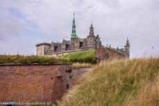 Kasteel Kronborg - Kasteel Kronborg ligt aan de Øresund, de smalle zeestraat tussen de Oostzee en het Kattegat. Het kasteel is wereldwijd bekend...