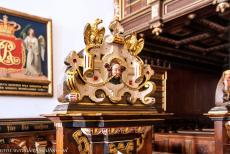 Kasteel Kronborg - De kunstig gebeeldhouwde en vergulde kerkbanken van de slotkapel van kasteel Kronborg. De banken op het balkon waren gereserveerd voor de... Kasteel Kronborg - De kunstig gebeeldhouwde en vergulde kerkbanken van de slotkapel van kasteel Kronborg. De banken op het balkon waren gereserveerd voor de...