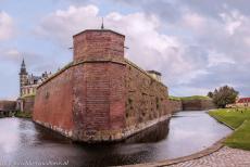 Kasteel Kronborg - Het Flag Bastion (Flagbastionen) is het bekendste en strategisch belangrijkste verdedigingswerk van Kasteel Kronborg. Op dit bastion staan... Kasteel Kronborg - Het Flag Bastion (Flagbastionen) is het bekendste en strategisch belangrijkste verdedigingswerk van Kasteel Kronborg. Op dit bastion staan...