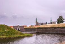 Kasteel Kronborg - Kronborg is een stervormige vesting omgeven door een gracht en wallen. De Donkere Poort is de toegangspoort naar het kasteel. De... Kasteel Kronborg - Kronborg is een stervormige vesting omgeven door een gracht en wallen. De Donkere Poort is de toegangspoort naar het kasteel. De...