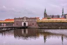 Kasteel Kronborg - Kasteel Kronborg wordt omringd door een gracht en zeven bastions. De toegang tot het kasteel loopt via de Donkere Poort (Mørkeport), een... Kasteel Kronborg - Kasteel Kronborg wordt omringd door een gracht en zeven bastions. De toegang tot het kasteel loopt via de Donkere Poort (Mørkeport), een...