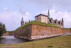 Kasteel Kronborg - Het Munt Bastion (Møntbastionen) op de zuidwestelijke hoek van Kasteel Kronborg met de vierkante kanontoren, die door een Zweeds... Kasteel Kronborg - Het Munt Bastion (Møntbastionen) op de zuidwestelijke hoek van Kasteel Kronborg met de vierkante kanontoren, die door een Zweeds...