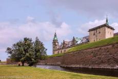 Kasteel Kronborg - Kasteel Kronborg ligt op een kleine landtong bij Helsingør, ongeveer 45 kilometer ten noorden van Kopenhagen. Dit iconische bolwerk bevindt... Kasteel Kronborg - Kasteel Kronborg ligt op een kleine landtong bij Helsingør, ongeveer 45 kilometer ten noorden van Kopenhagen. Dit iconische bolwerk bevindt...