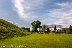 Grafheuvels, runenstenen en kerk van Jelling - De grafheuvels van Jelling, de runenstenen en de kerk vormen samen een van de belangrijkste historische plaatsen in Denemarken. De grafheuvels van...