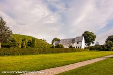 Grafheuvels, runenstenen en kerk van Jelling - De grafheuvels van Jelling, de runenstenen en kerk: In Jelling liggen twee grafheuvels, voor zover bekend zijn het de grootste...