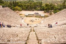 Heiligdom van Asklepios in Epidaurus - Heiligdom van Asklepios in Epidaurus: Het theater van het heiligdom werd tegen de helling van een berg aangebouwd, het kijkt...