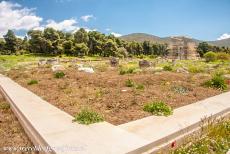Heiligdom van Asklepios in Epidaurus - Heiligdom van Asklepios in Epidaurus: De restanten van de tempel van Asklepios zijn met zand afgedekt ter bescherming tegen...