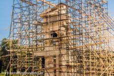 Heiligdom van Asklepios in Epidaurus - Heiligdom van Asklepios in Epidaurus: De ruïne van de tempel van Asklepios staan in de steigers voor restauratie. In het...