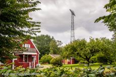 Radiostation van Grimeton, Varberg - Een huisje in het Radiodorp bij het Radiostation van Grimeton nabij Varberg, op de achtergrond is één van de zes zendmasten van...