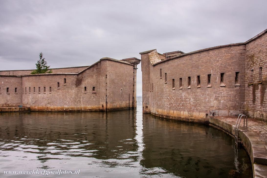 Vlootbasis Karlskrona - Vlootbasis Karlskrona: De unieke ronde haven binnen de versterkte muren van Fort Kungsholm. Het fort maakt tot op heden deel uit van de...