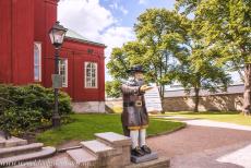 Vlootbasis Karlskrona - Vlootbasis Karlskrona: Naast de admiraliteitskerk staat het standbeeld van Gubben Rosenbom. Het standbeeld is bekend door het boek: Nils...