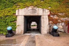 Vlootbasis Karlskrona - Vlootbasis Karlskrona: De Leeuwenpoort is de hoofdingang van fort Kungsholm. In 1680 werd de stad Karlskrona gebouwd om dienst te...