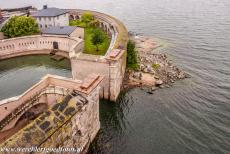 Vlootbasis Karlskrona - Vlootbasis Karlskrona: De ingang naar de ronde versterkte haven van Fort Kungsholm, een van de belangrijkste forten van de vlootbasis. Kungsholm...