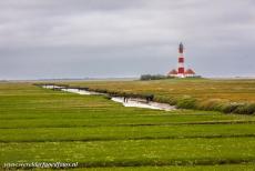 Duitse deel van de Waddenzee - Waddenzee : De vuurtoren van Westerheversand werd in 1907 op een terp gebouwd. In de twee bijgebouwen naast de vuurtoren is een...